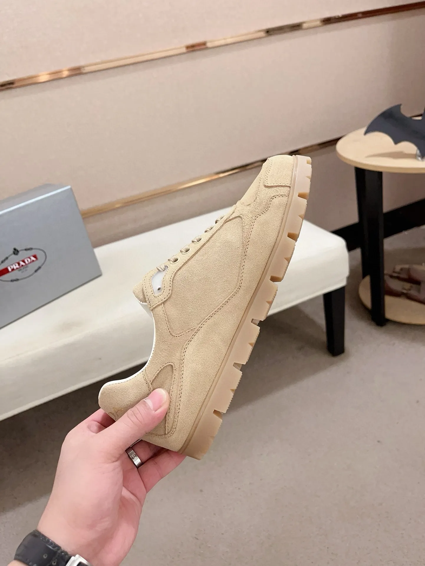 Men's shoes 💰 540💰 ✔️✔️✔️Higher version High-quality new PRADA (Prada) counters are launched at the same time. The new men's shoes and 😘 fabrics are made of high-tech glue-making technology. Lining: Full cowhide lining. 👍🏿 High-end ☄️ air-cushion molded anti-slip rubber outsole, exquisite lines, simple and elegant, comfortable and high-end for leisure travel. Code number: 38 to 44 (45 can be customized and cannot be returned or exchanged)